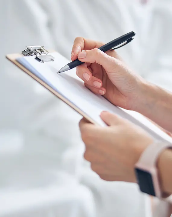 理念を考えながらメモを書いている手元の様子